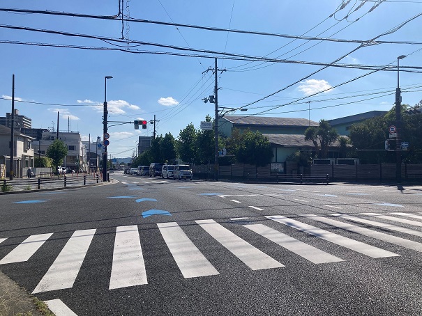 { 市役所前交差点を直進 }