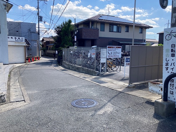 { 突き当りを左に曲がり駐輪場の前を通り直進し }