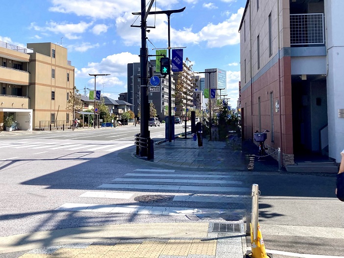{ 左を向いて横断歩道を渡り、直進します }