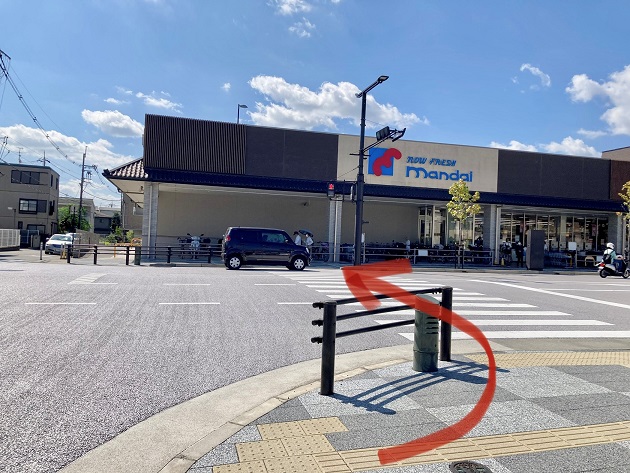 { 万代が見えたら横断歩道を渡ります }