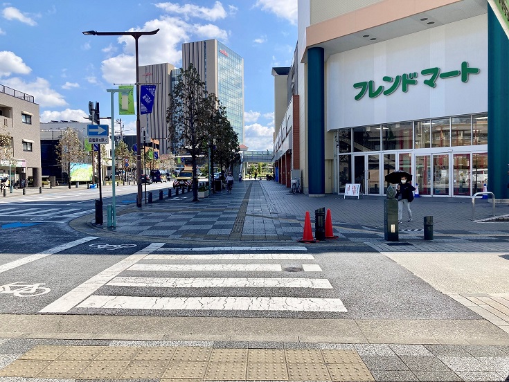 { 横断歩道を渡り、真っ直ぐフレンドマートの横を }