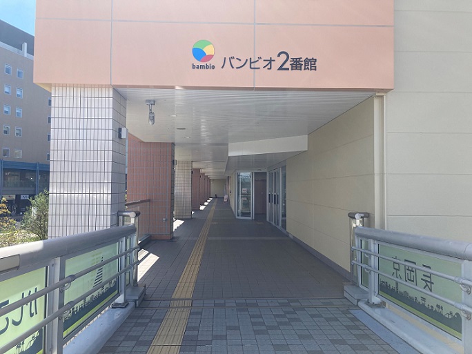 { 右を向き、奥に進むとドコモショップがありその隣が修理工房 }