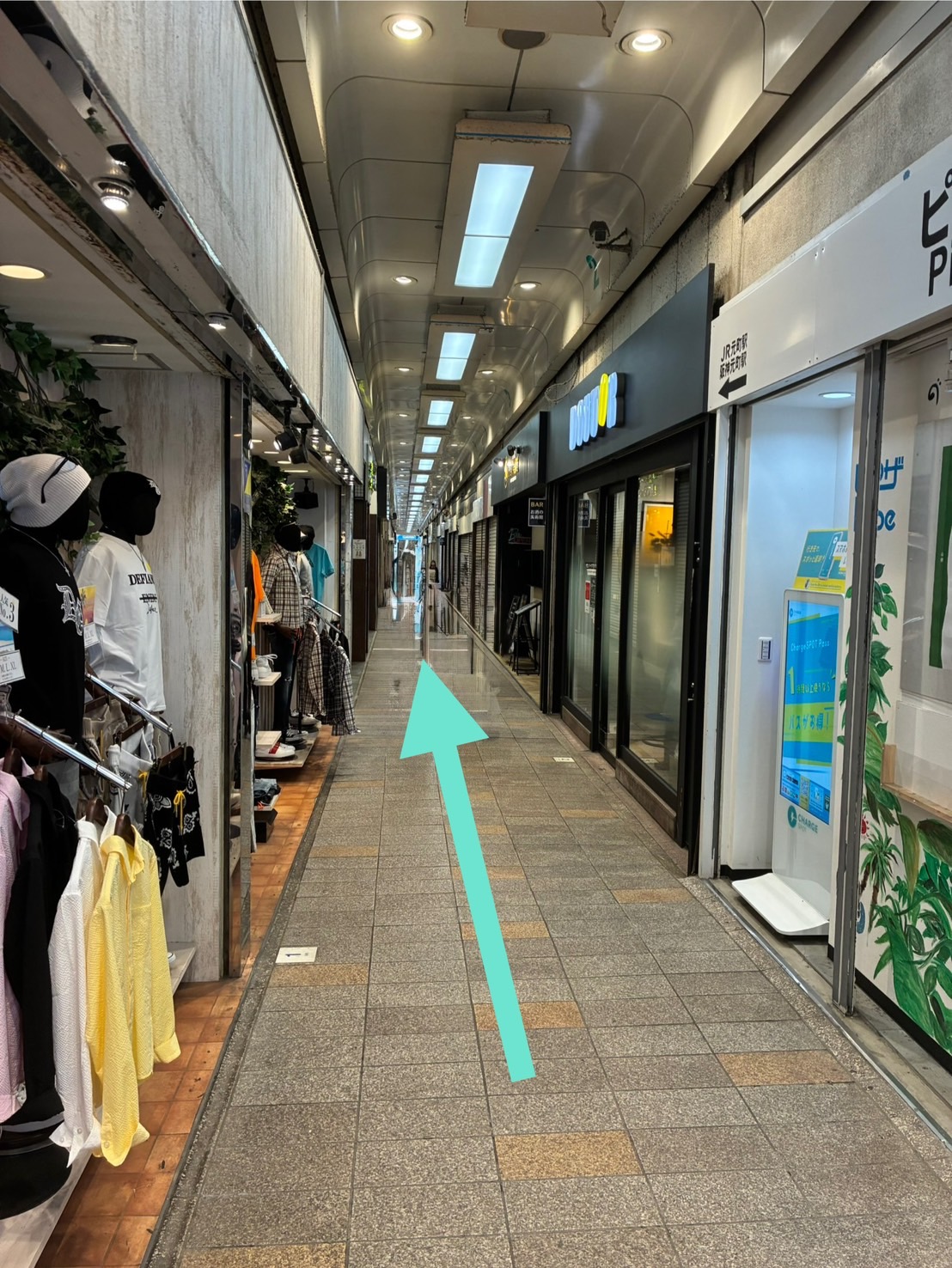 { 端までまっすぐ進むとお店が見えてきます }