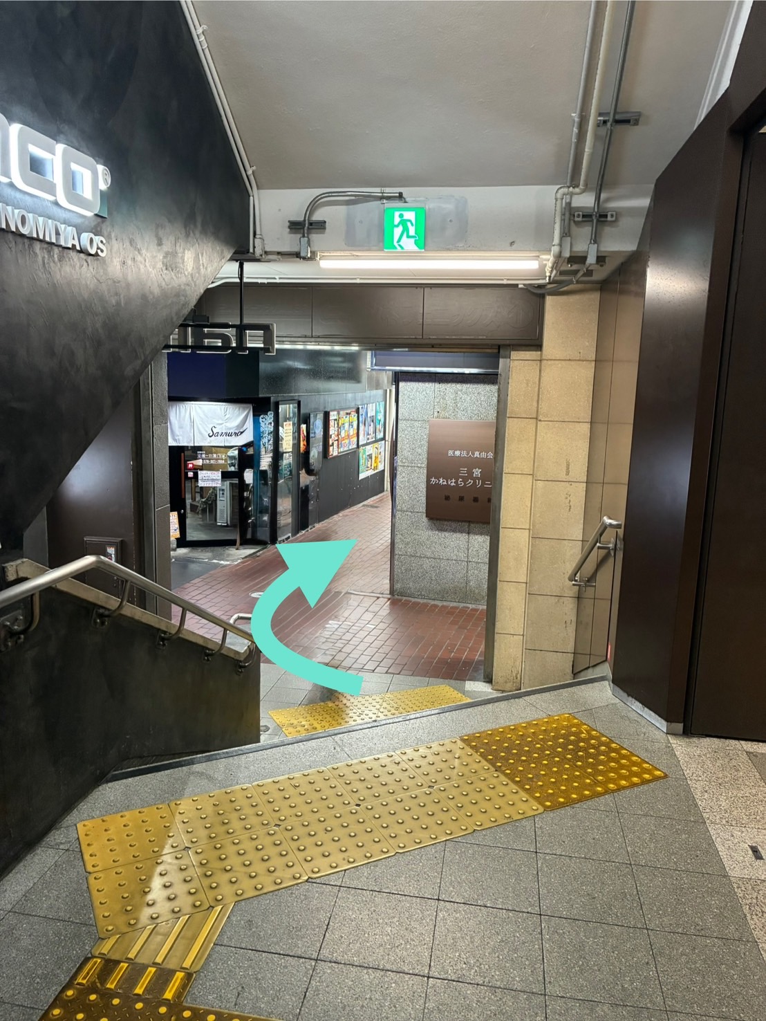 { 小さな階段を下りて小道に入ります }