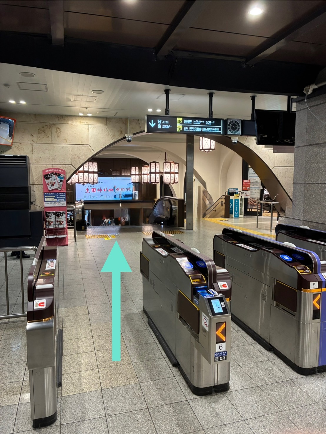 { 阪急三宮駅西口改札を出ます }