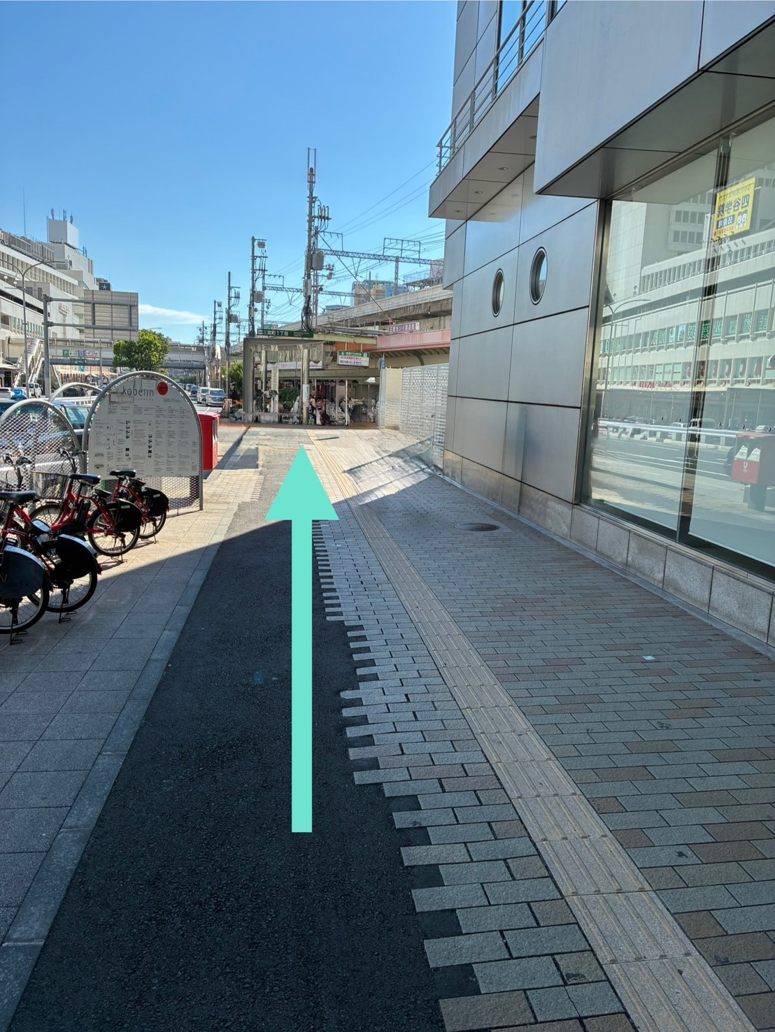 { そのまままっすぐ進み }