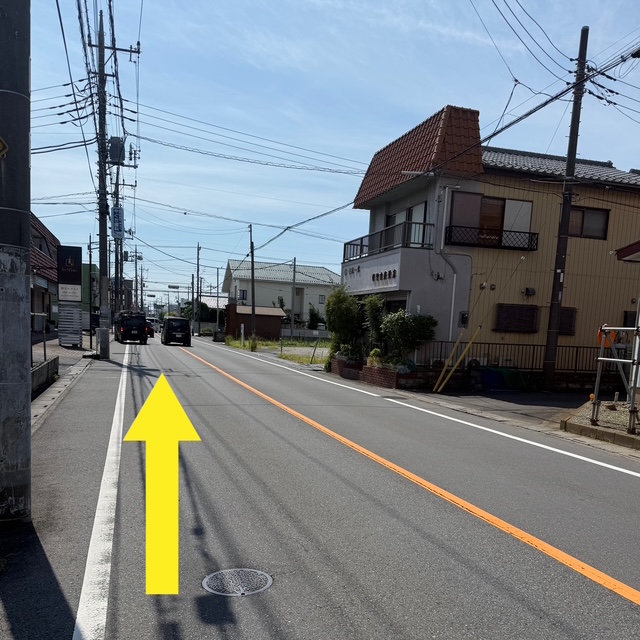 { そのまま道なりにまっすぐ進みます（約６分） }