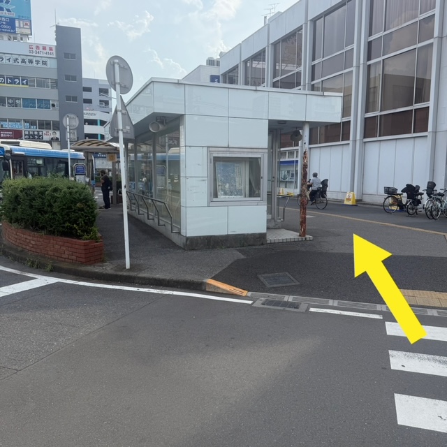 { 目の前の横断歩道を渡り、道なりに進みます。10分程 }
