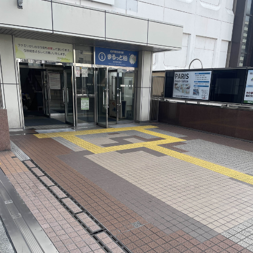 { ファミリかしわの入り口がございます }