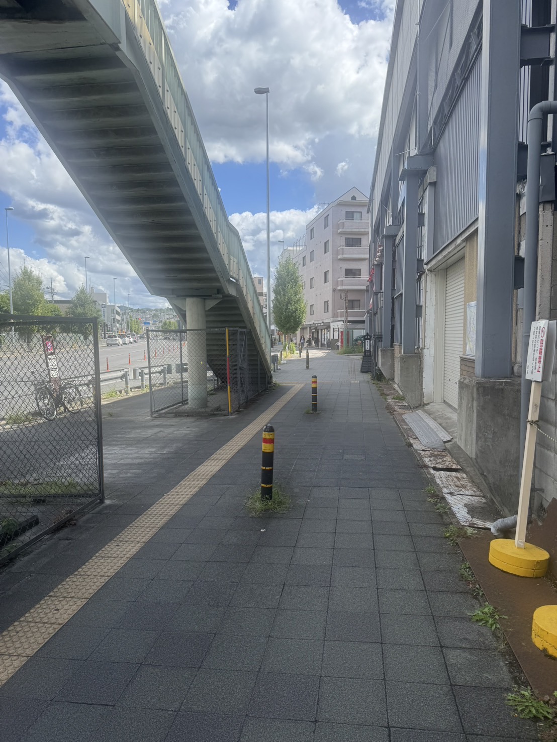 { 横断歩道まで歩いてください。徒歩１～２分 }