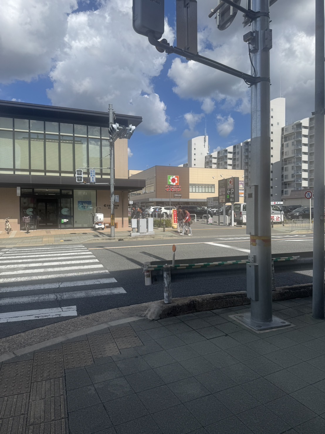 { 横断歩道を渡り、カナートモールの駐車場に入ってください。 }