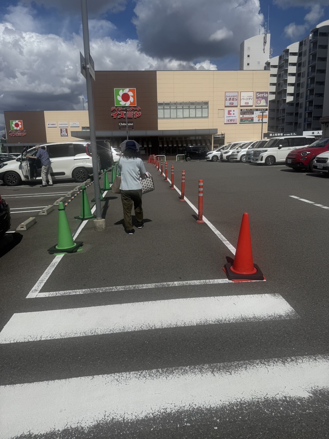 { シャトレーゼさんの右側に御座います }