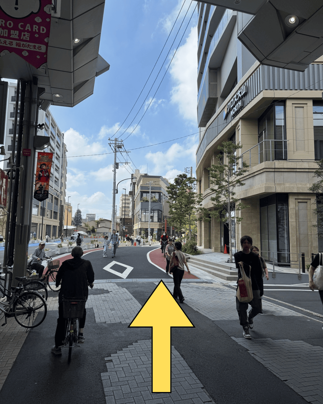 { 一度アーケードの外に出ますが、そのまま直進します }