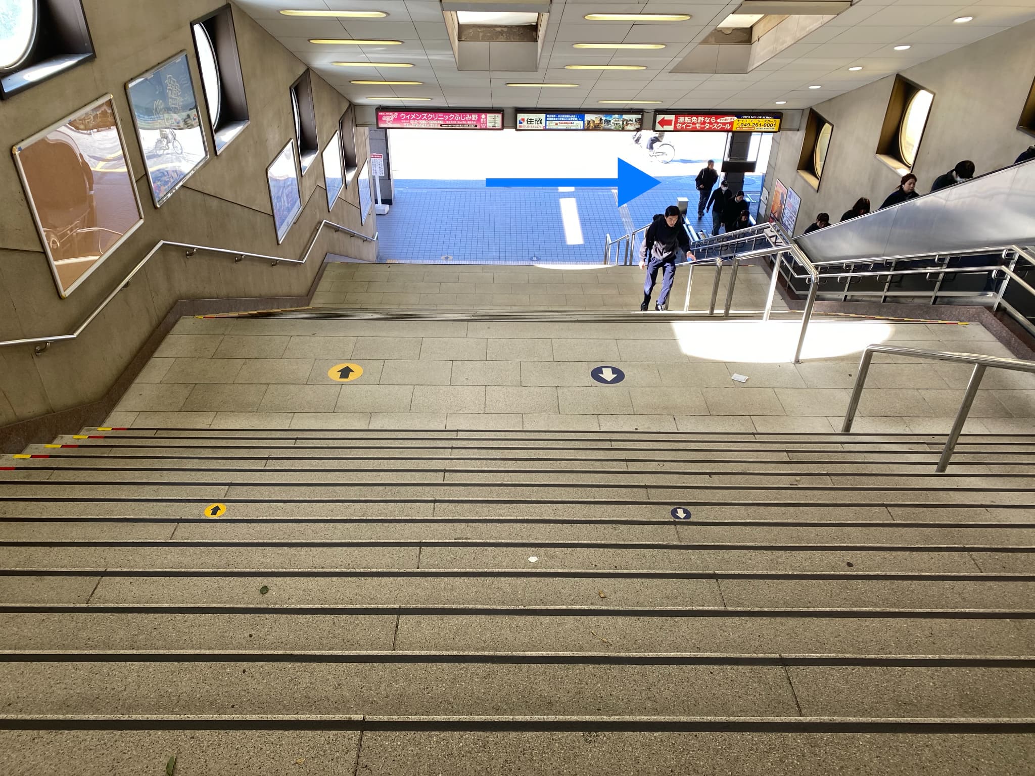 { 階段を下りて、右にでます }