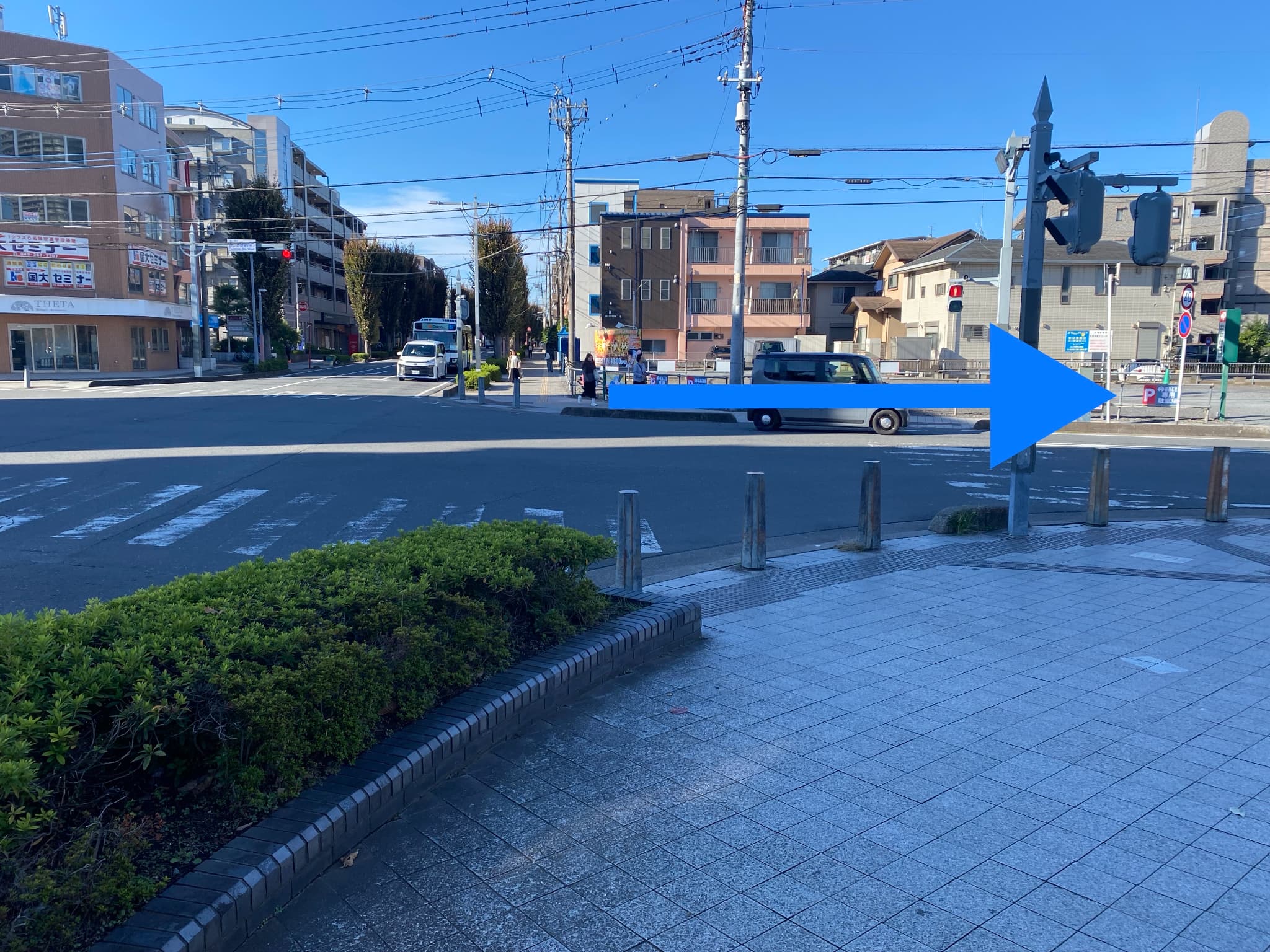 { 真っ直ぐ300ｍくらいで、ふじみ野駅西口信号を右へ }