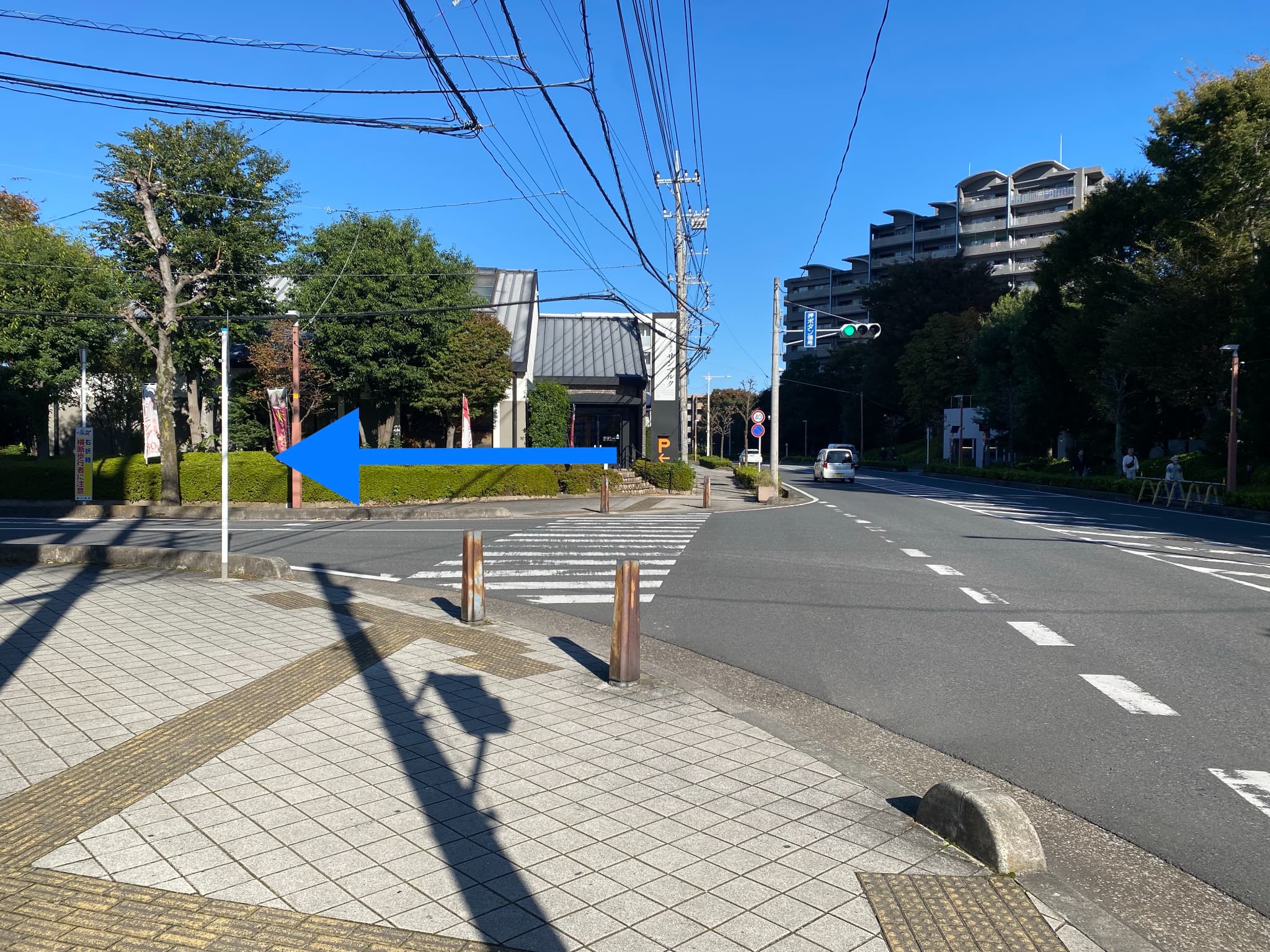 { 50ｍくらい歩いて、サンマルクさんを左へまがります }