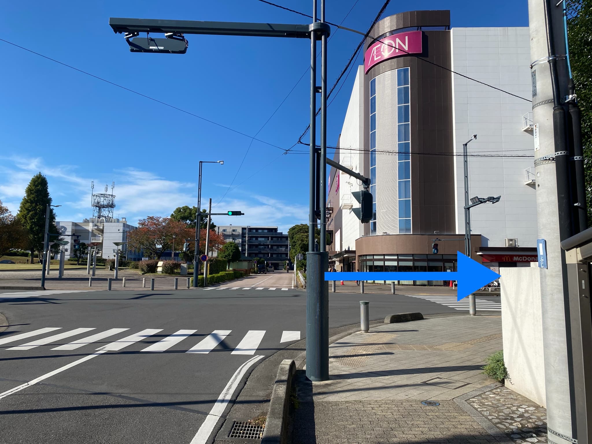 { 真っ直ぐ200ｍくらいで、イオン大井店が見えてきますのでで右へまがります }