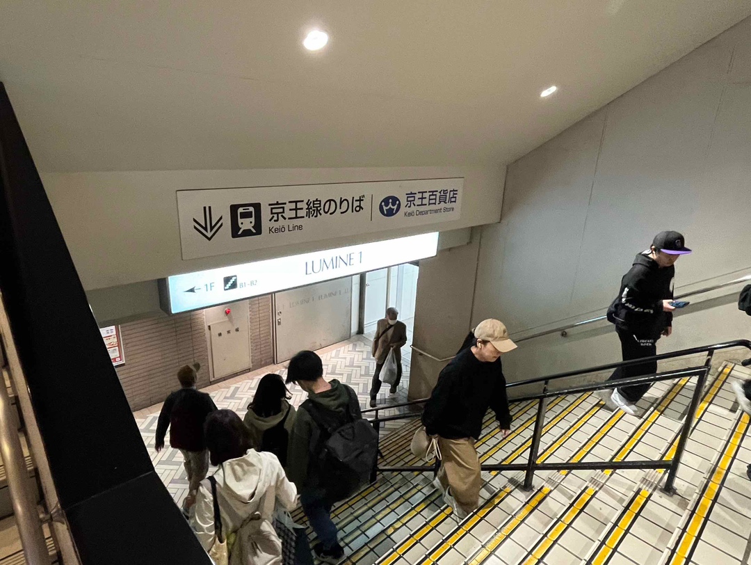 { 階段を降りてすぐ右手にある通路を進みます。 }