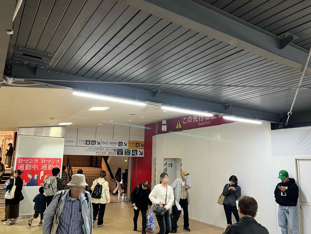 { 通路右隅にある西口方面への下り階段に進みます。 }