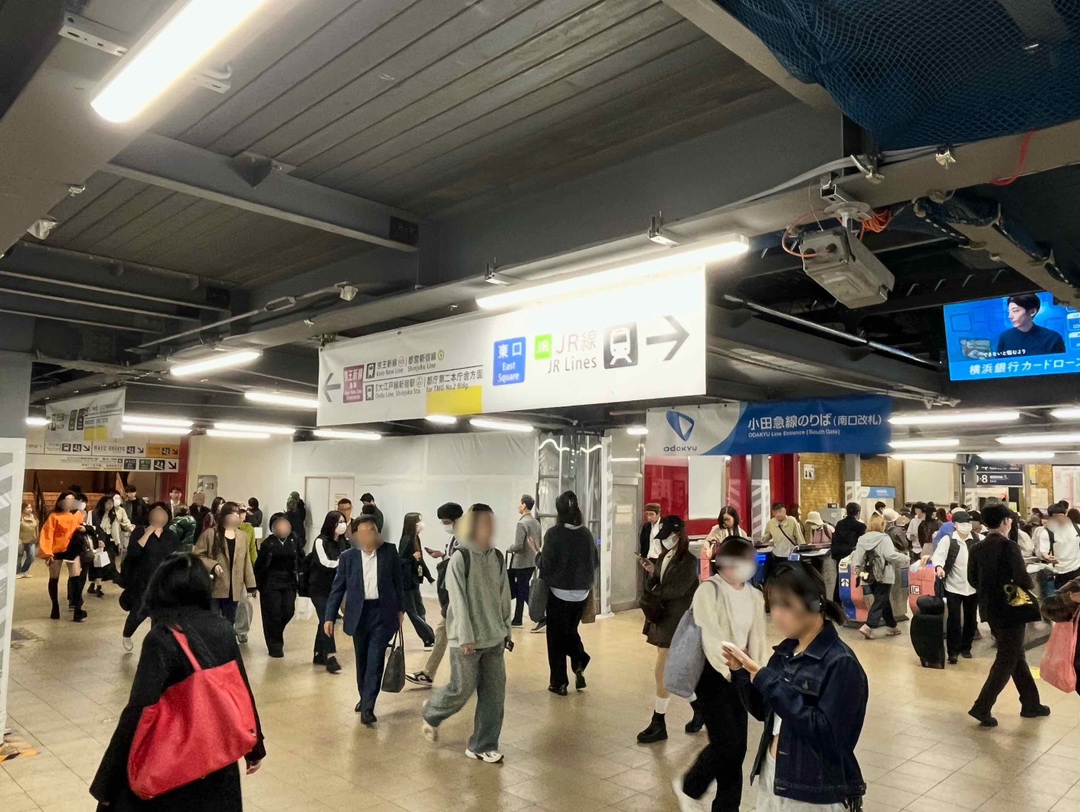 { 小田急線のりば(旧ミロード隣)からルミネ1の方向を見ます。 }