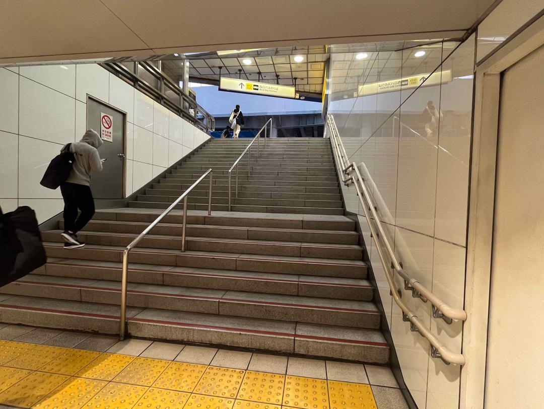 { 京王線改札を左手に見ながら上り階段で地上に出ます。 }