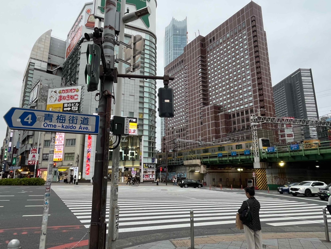 { 西口大ガード交差点を渡った右手に見えるのがペペです。 }