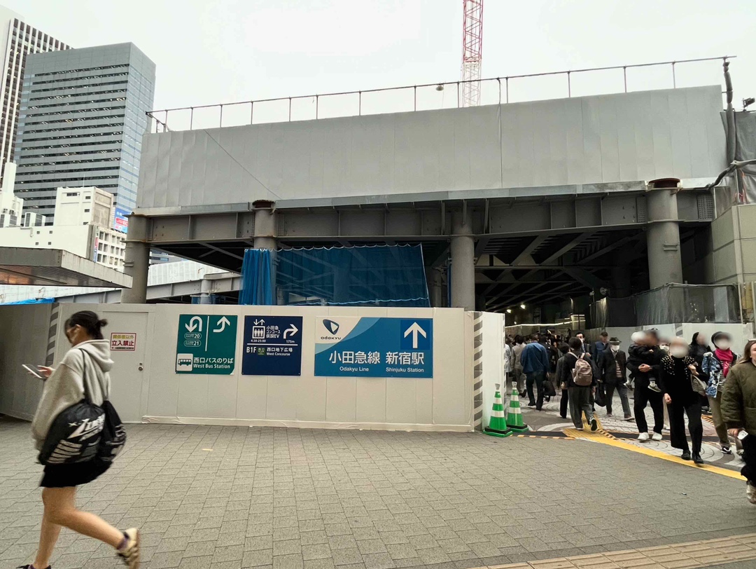 { 西口バスロータリー右手の歩道をまっすぐ進みます。 }