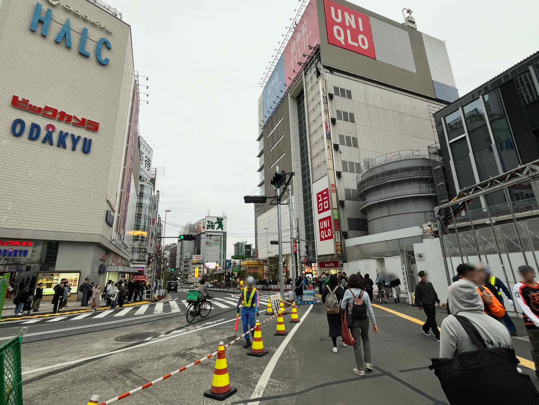 { 小田急百貨店とUNIQLO西口店の間をまっすぐ進みます。 }