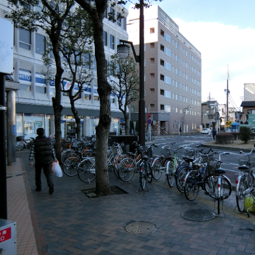 { 東口を左に出ます }