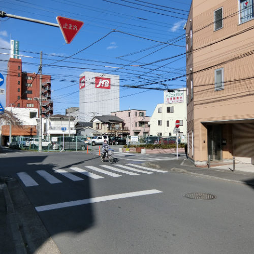 { 途中信号機付の歩道があるがそれも渡り直進すると右に光三輝ビル }