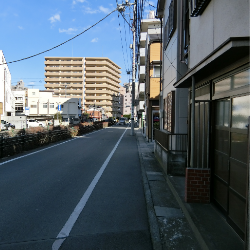 { 右に曲がると法務局のビルが見える。星川通り手前の道路を歩くと }