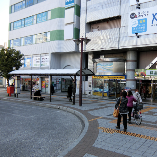 { 右に曲がるとAZが見えますので歩道に沿って進みます }