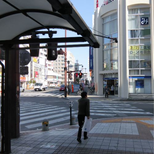 { みずほ銀行の交差点を渡る }