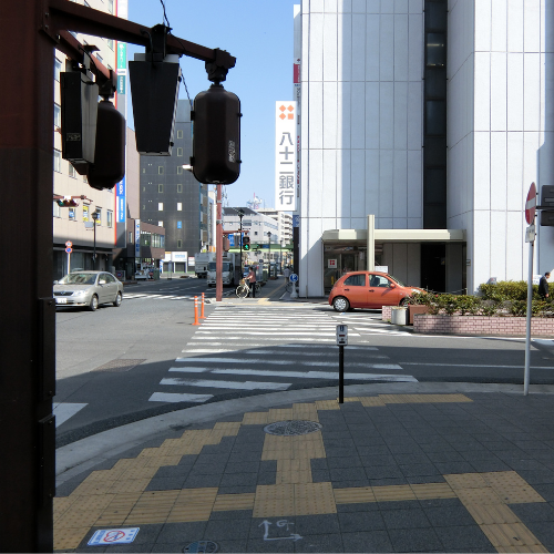 { 八十二銀行の手前の道を右に曲がります }