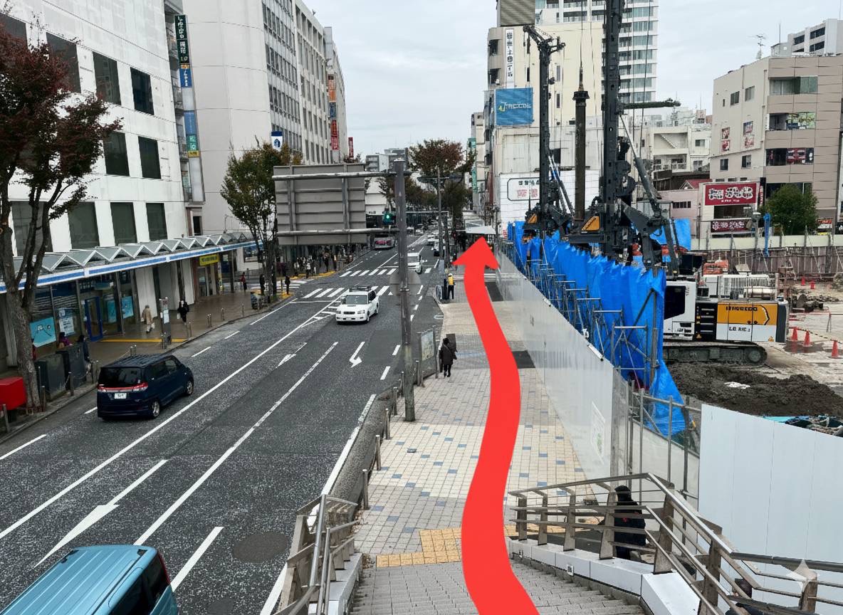 { 階段を下りそのまま真っ直ぐ進みます。 }