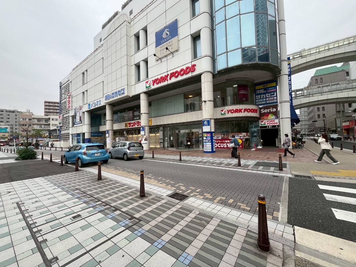 { 進んでいただくとさいか屋があります。 }