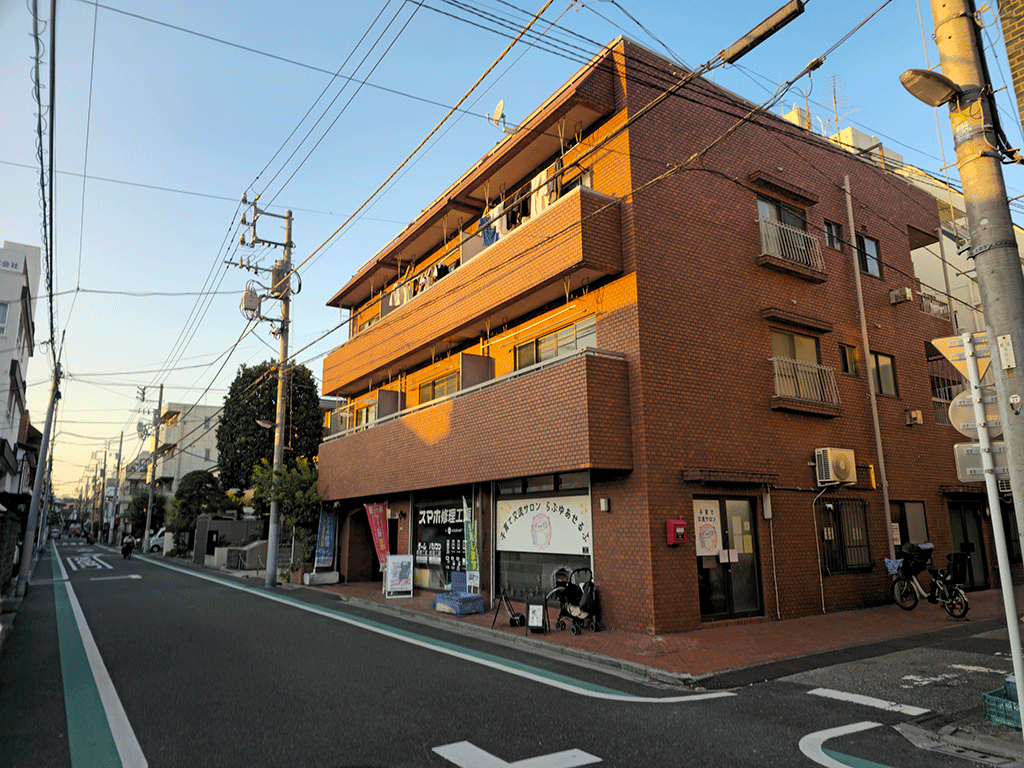 { 150mほど進むと右側にスマホ修理工房西日暮里店があります。 }