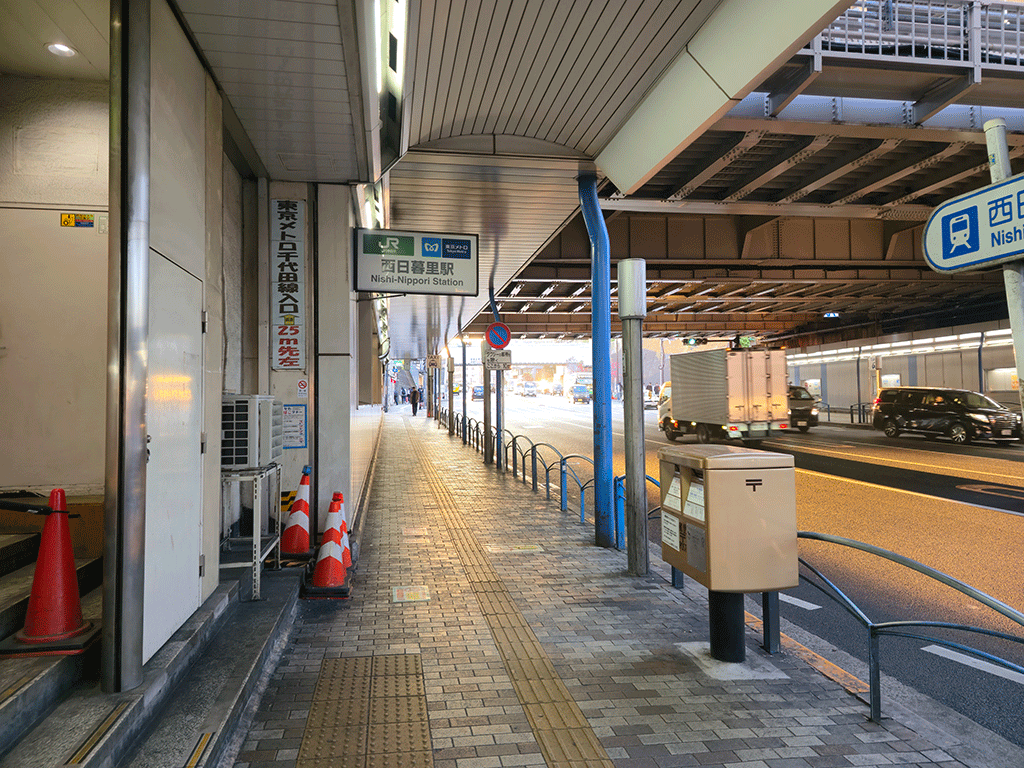 { 改札を出たら左方向へ }