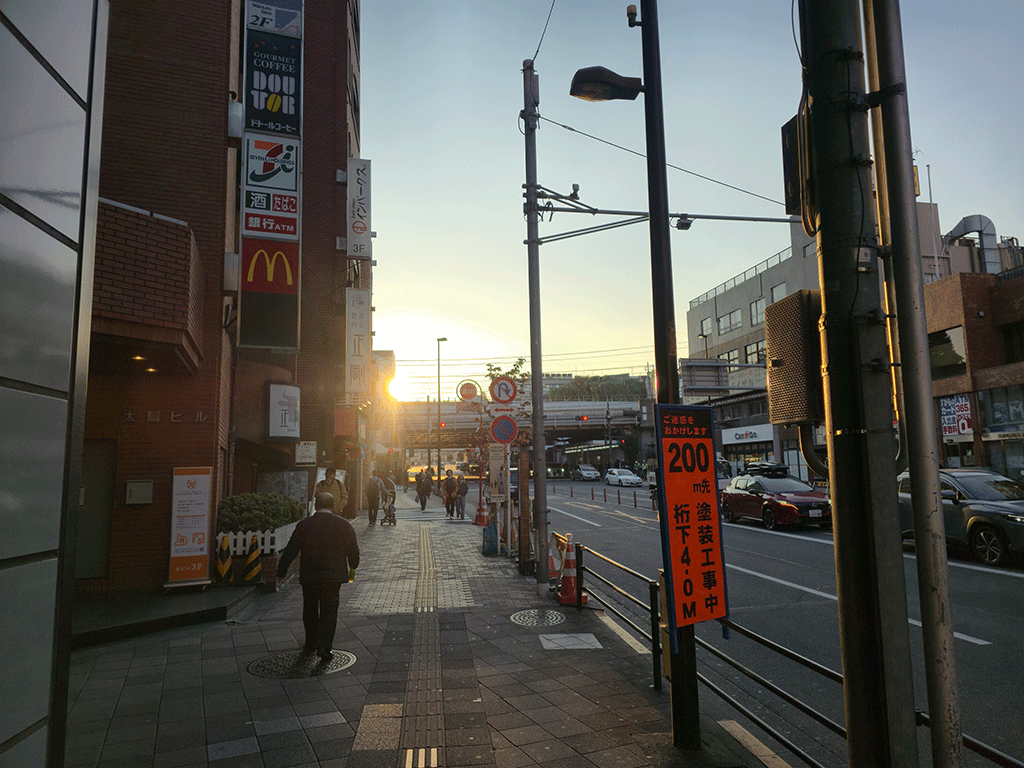 { 連絡口から階段を降り左に曲がるとJRの改札口の前に到着します。 }