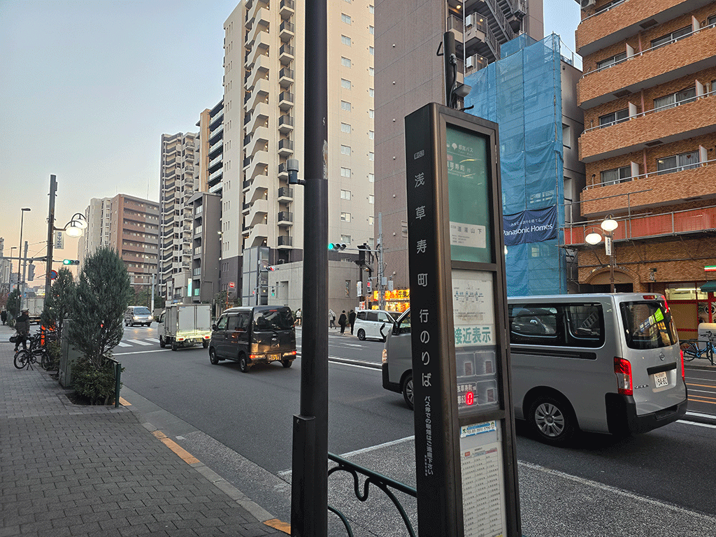 { 道灌山下バス停。都営バス(上58系統)。早稲田-上野松坂屋前行き。 }
