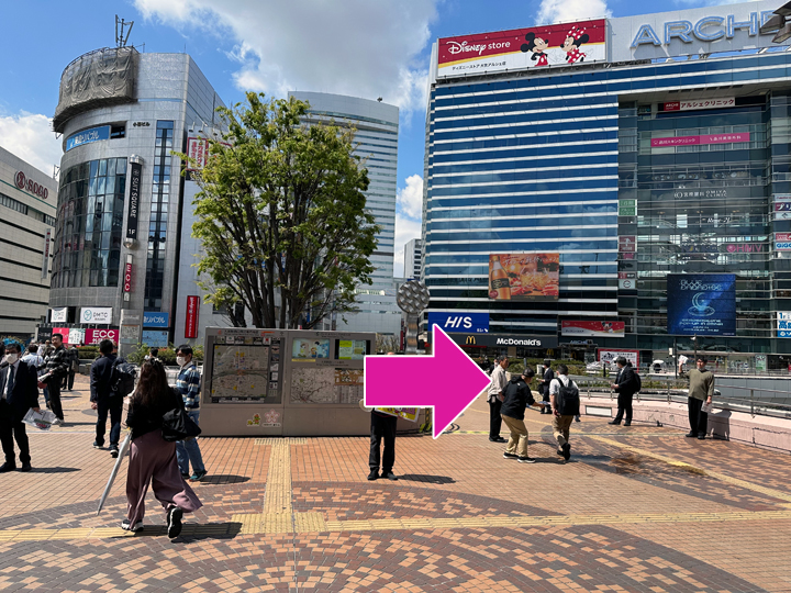 { 西口を出たら右に行きます }