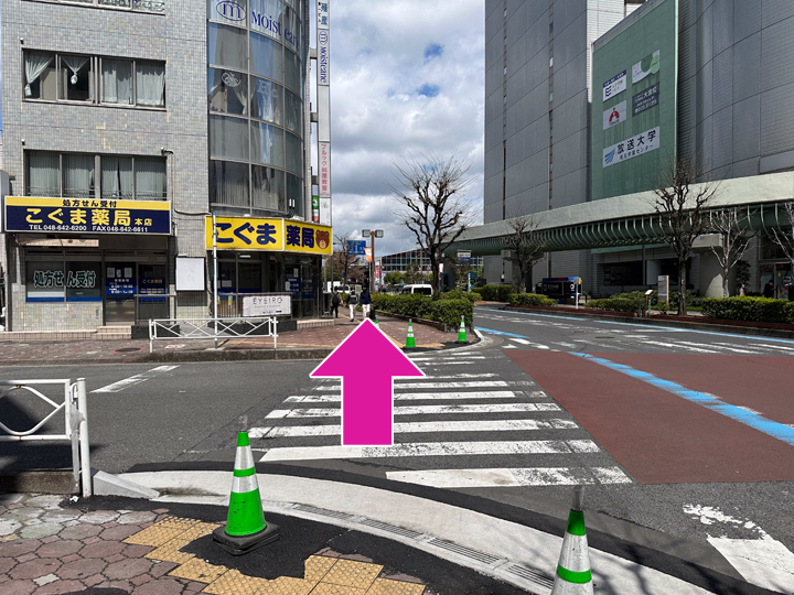 { 信号のない横断歩道を真っすぐ行きます }