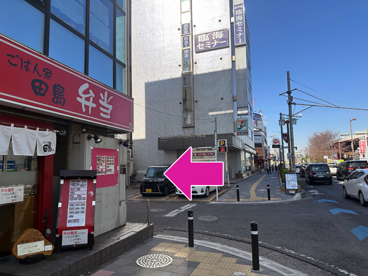 { 定食屋田島とコインパーキングの間を左に曲がります }