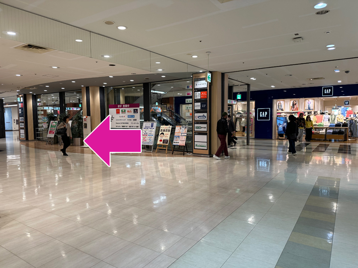 { DOM専門店街に入ったらエスカレーターを左に曲がります }