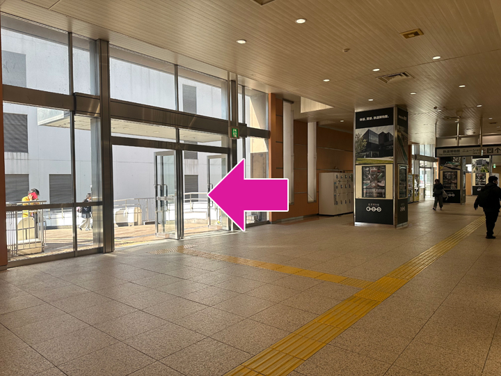 { ニューシャトルの改札手前にある出口を左に曲がります }