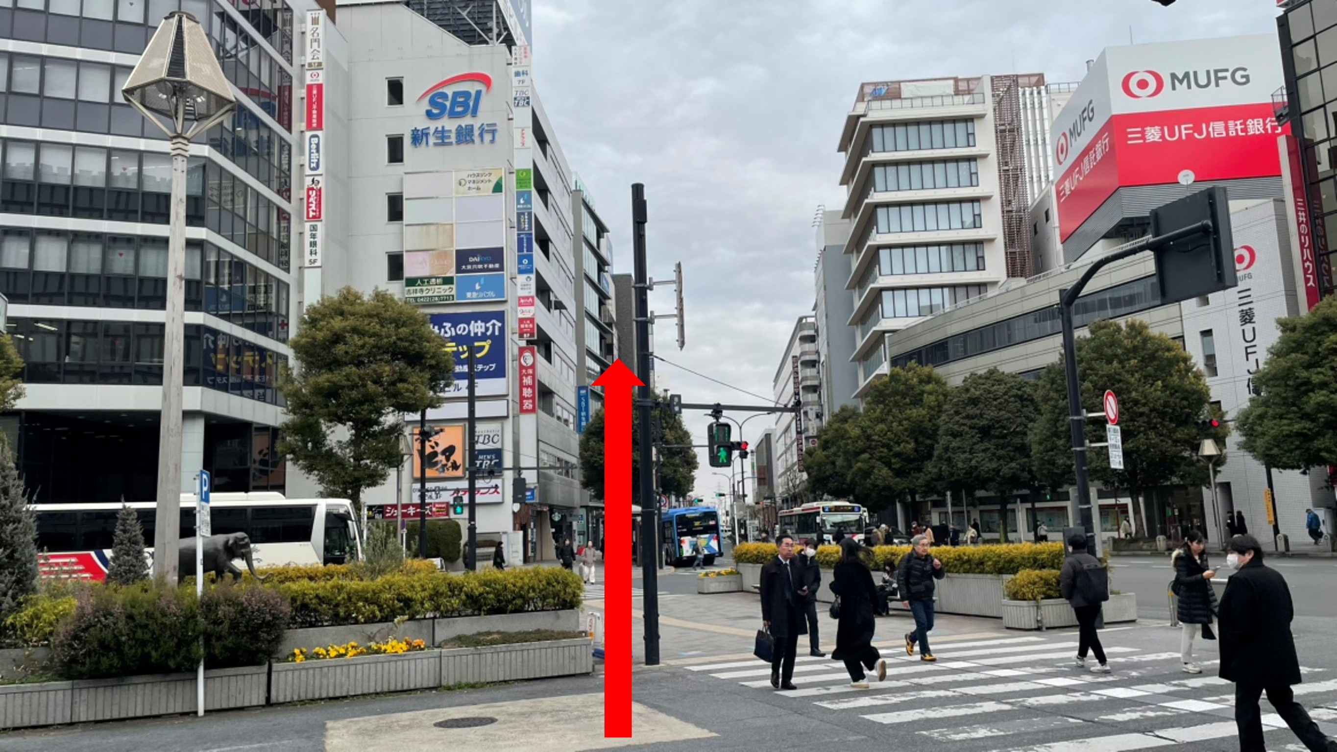 { バスロータリーの信号を渡り直進します }