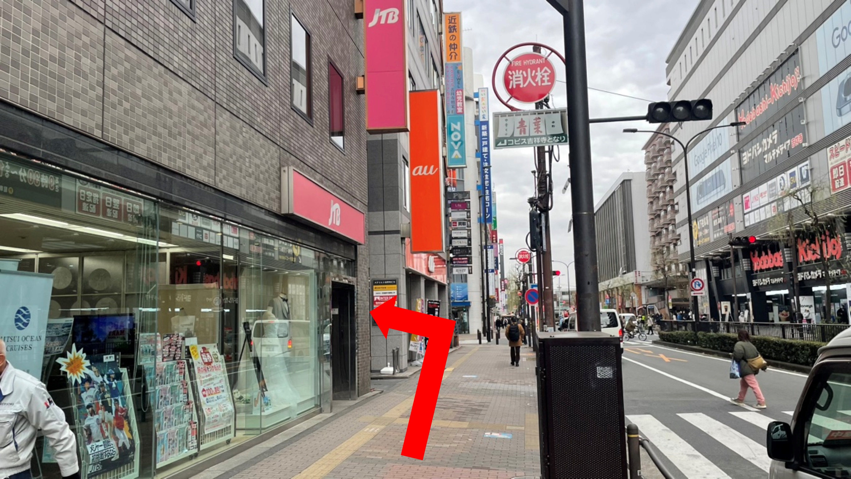 { ヨドバシカメラさん向かいのJTBさんとauショップさんの間を曲がります }