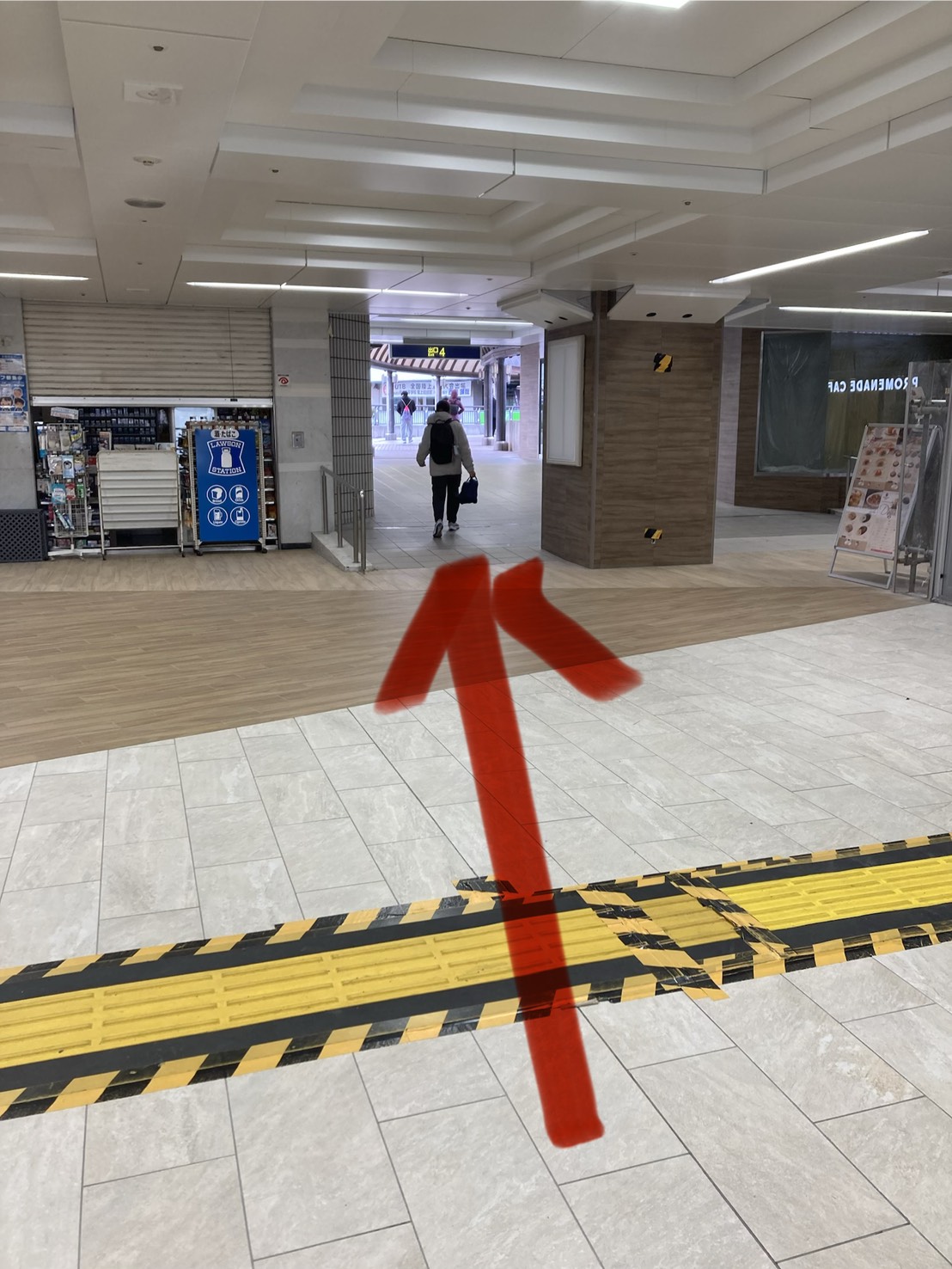 { 道なりに進んでください。 }