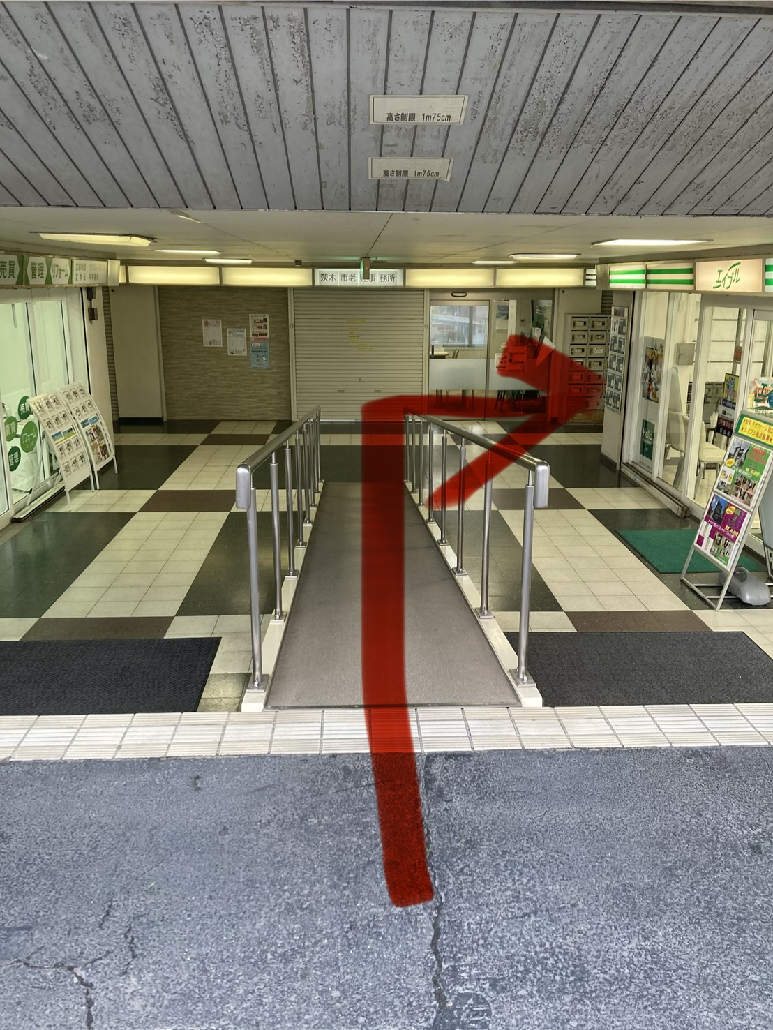 { 突き当りを右です。 }