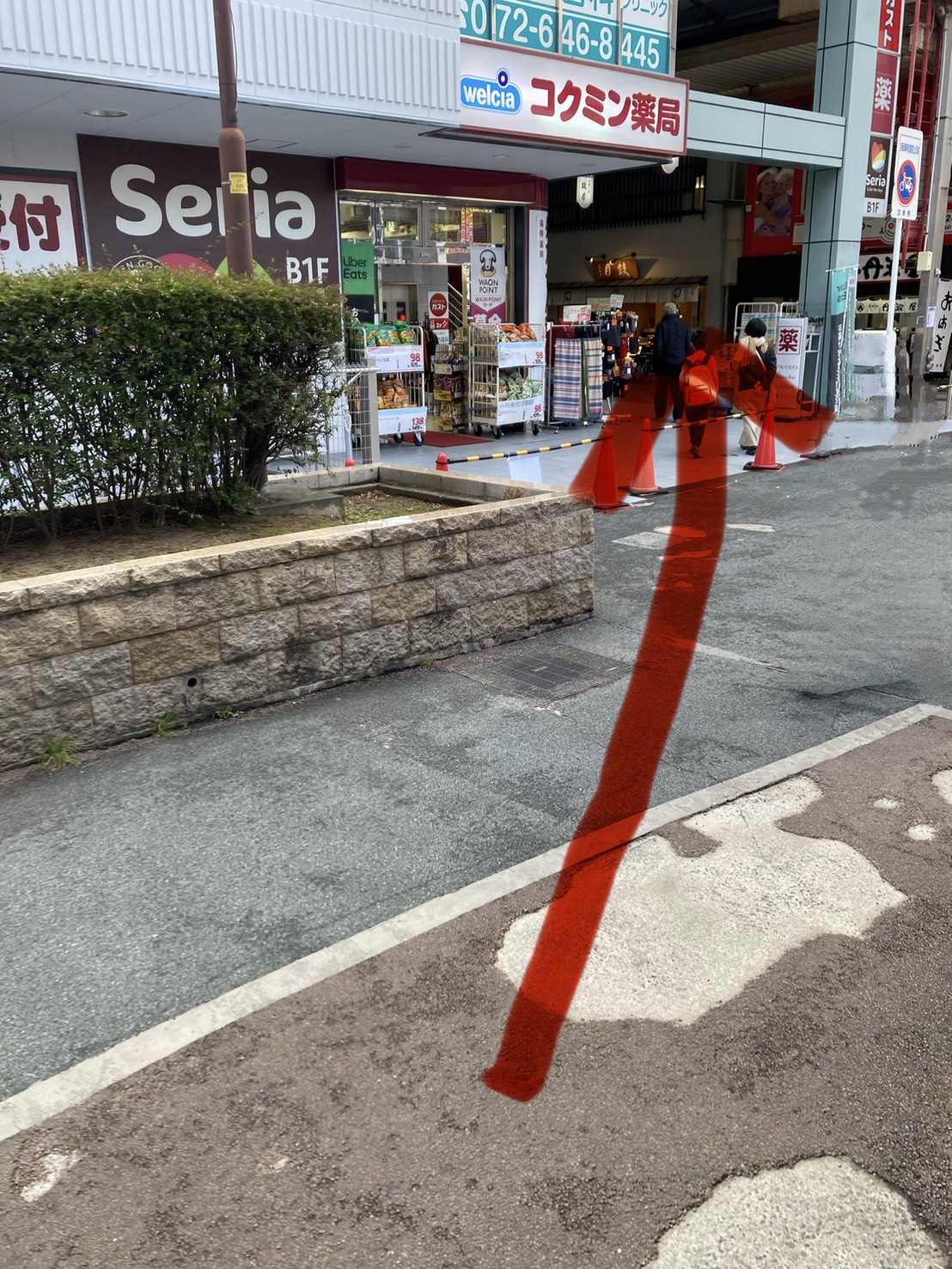 { 商店街に入ったら直進です。 }